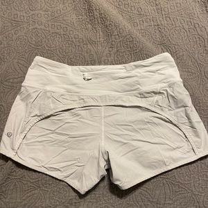Lululemon white, speed up shorts 2.5”